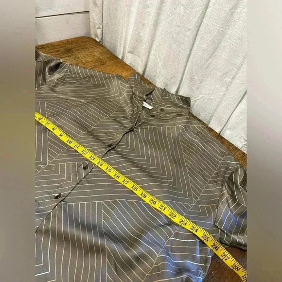 📍🤎VIA BOVIO – Taupe Geometric Button-Up Blouse (L) - Picture 3 of 10